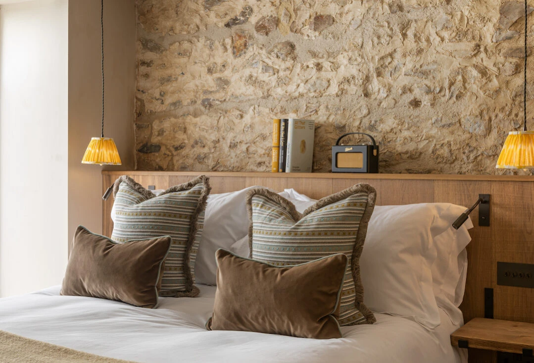 Louma-Stone-Barn-Foxglove-Main-Room-1080-1079×733