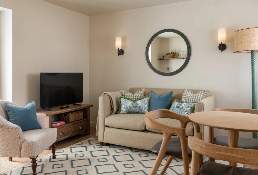 Louma-Stone-Barn-Sugarkelp-sitting-room-1080-1079×733