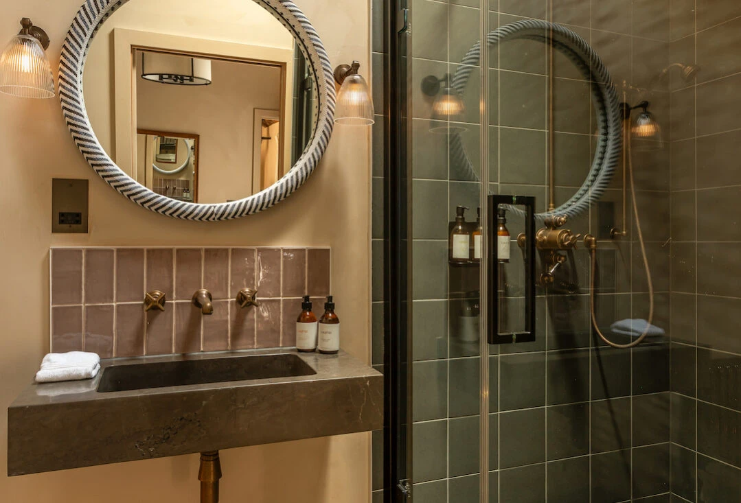 Louma-Timber-Stables-Earthen-bathroom-1080-1079×733